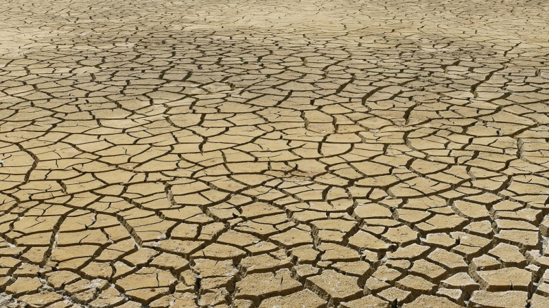 Klimaatverandering leidt tot geopolitieke veranderingen en tot humanitaire en natuurlijke rampen.